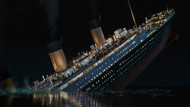 Le Titanic sombrant dans l'océan