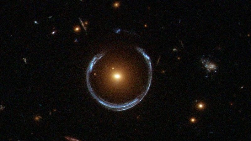 L'effet de lentille gravitationnelle autour des trous noirs. Crédit : Wikipédia