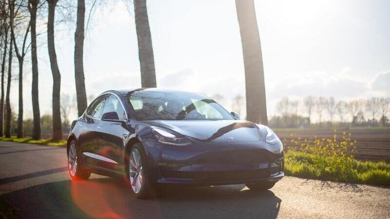 Tesla propose lui aussi un mode autonome - Crédit : Bram Van Oost / Unsplash