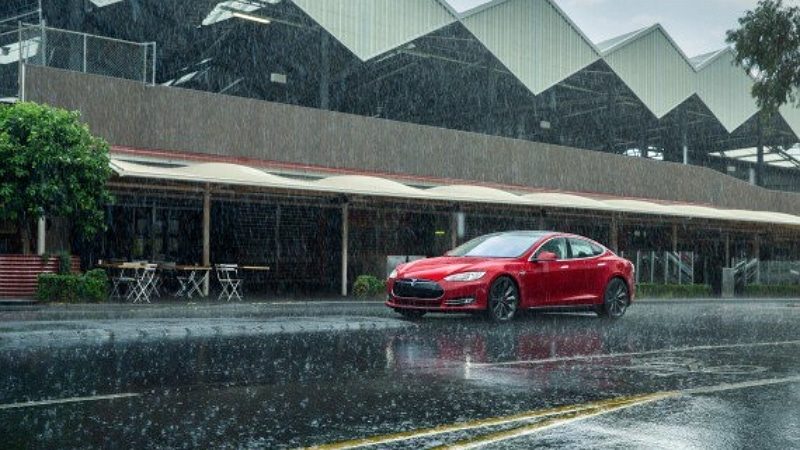 Tesla Model S sous la pluie