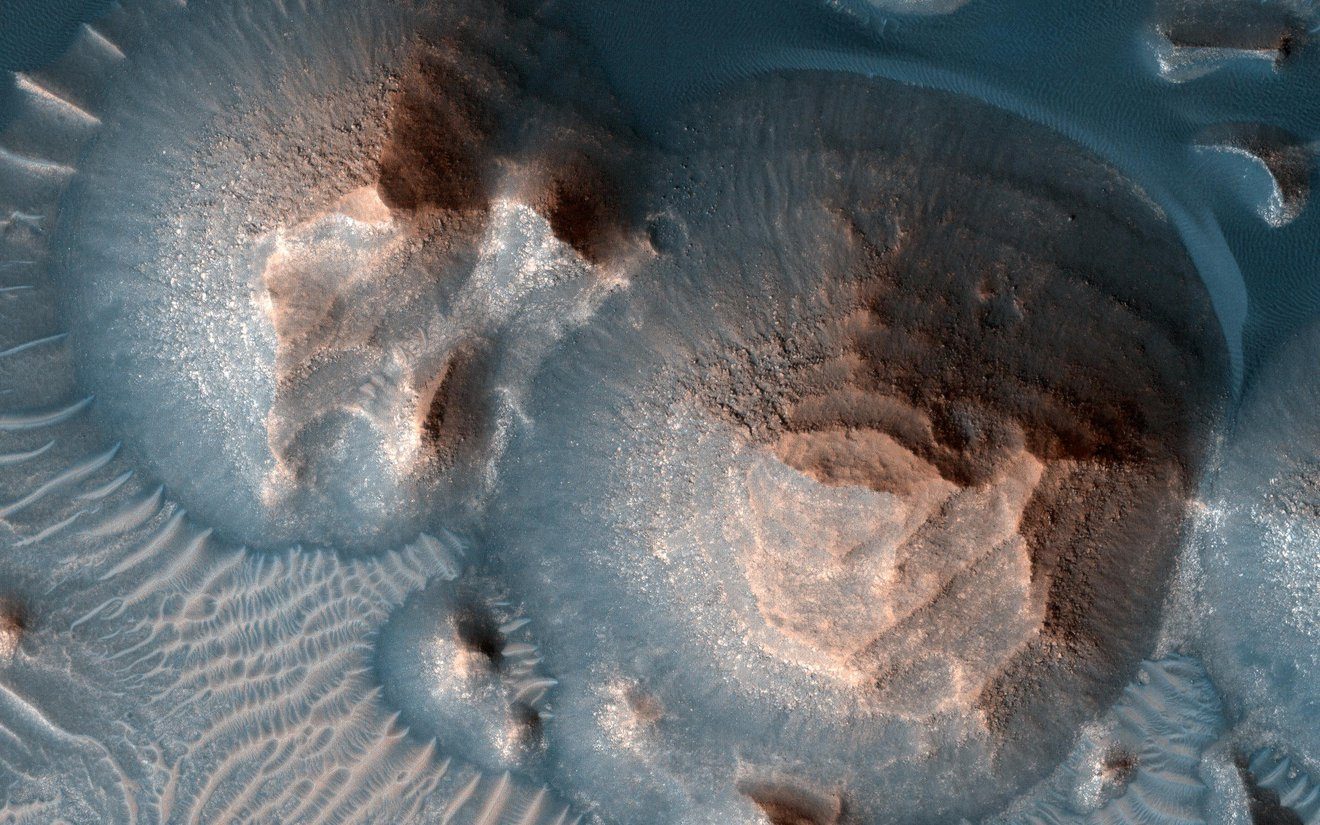 Des cratères dans la région d’Arabia Terra sur Mars. Remplis de roches stratifiées, ils se présentent en monticules arrondis. Image prise par le Mars Reconnaissance Orbiter de la NASA. Crédits photo : NASA/JPL-Caltech/Université d'Arizona