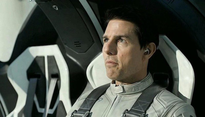 Tom Cruise pilote un vaisseau spatial dans le film Oblivion (2013) (Crédits image : Universal Pictures)