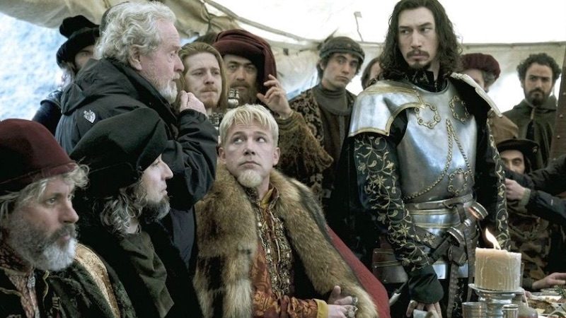 Ridley Scott (à gauche, de profil) sur le tournage de The Last Duel, avec Ben Affleck (assis, au centre) et Adam Driver (debout, en armure) (Crédits image : 20th Century Studios)