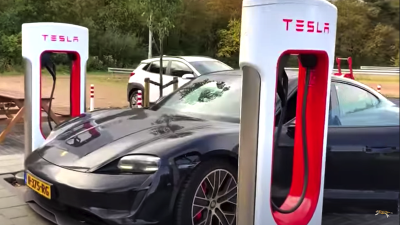 La Porsche Taycan en recharge dans l'une des stations Supercharger Tesla en test aux Pays-Bas (Crédits image : electricfelix / Youtube)