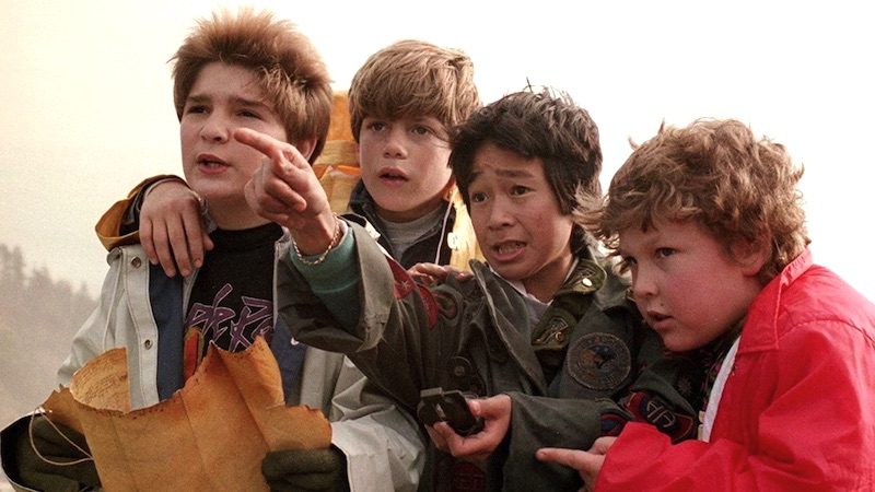 Les quatre jeunes acteurs de la bande des Goonies, sorti en 1985 (Crédits image : Amblin Entertainment)