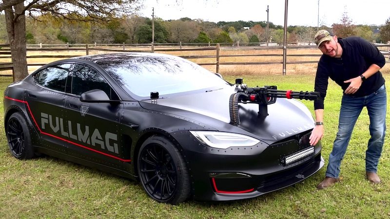 La Tesla Model S Plaid équipée d'une mitrailleuse automatique frontale M134 et de capteurs de vision infrarouge (Crédits image : Fullmag)