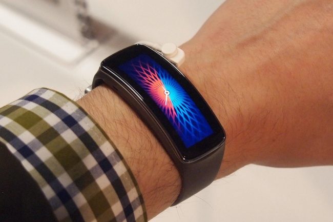 Image 1 : [Test] Samsung Galaxy Gear Fit : faut-il craquer pour le bracelet connecté ?